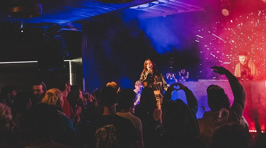 Keine Halben Party Hamburg – Crowd und Lichteffekte